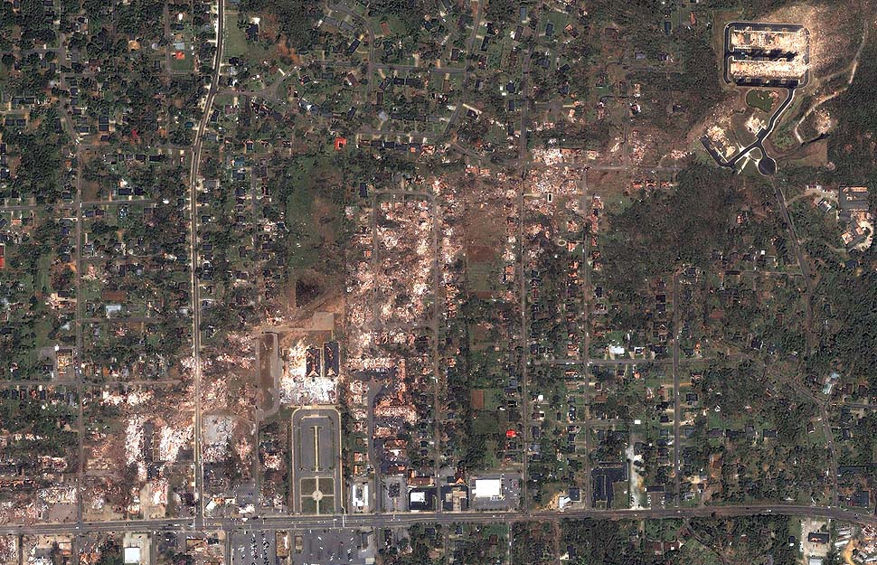 http://www.latimes.com/includes/projects/before-after/southern-tornadoes/images/tuscaloosa_after.jpg