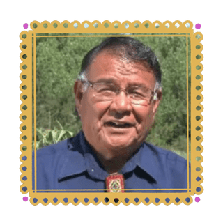 Foto de Milton Bluehouse, Sr. adentro de un borde de papel picado amarillo con puntos rosas en las esquinas