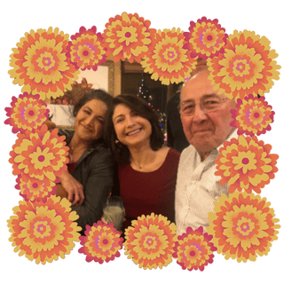 Foto de Roberto Cabello-Argandoña adentro de un borde de cempasĂșchiles anaranjados, amarillos y rosas