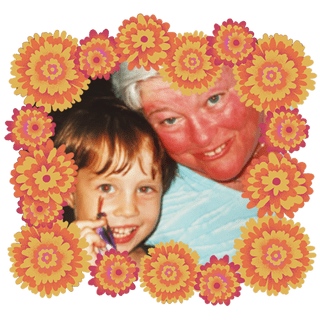 Foto de Ginger and Padraig adentro de un borde de cempasĂșchiles anaranjados, amarillos y rosas