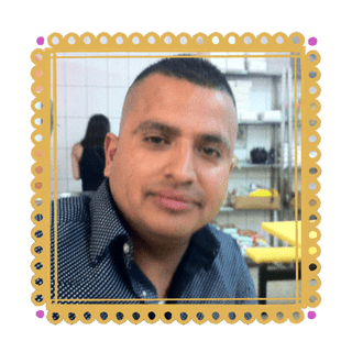 Foto de Hector Navarro adentro de un borde de papel picado amarillo con puntos rosas en las esquinas