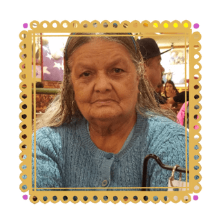 Foto de Maria Guadalupe Escobedo adentro de un borde de papel picado amarillo con puntos rosas en las esquinas
