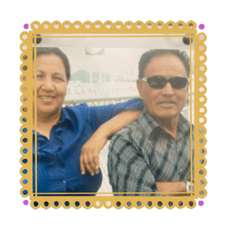Foto de Maria and Gabriel Sifuentes adentro de un borde de papel picado amarillo con puntos rosas en las esquinas