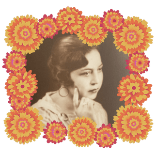 Foto de Amalia Fernandez adentro de un borde de cempasĂșchiles anaranjados, amarillos y rosas
