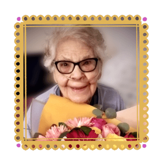 Foto de Carmen Garcia adentro de un borde de papel picado amarillo con puntos rosas en las esquinas
