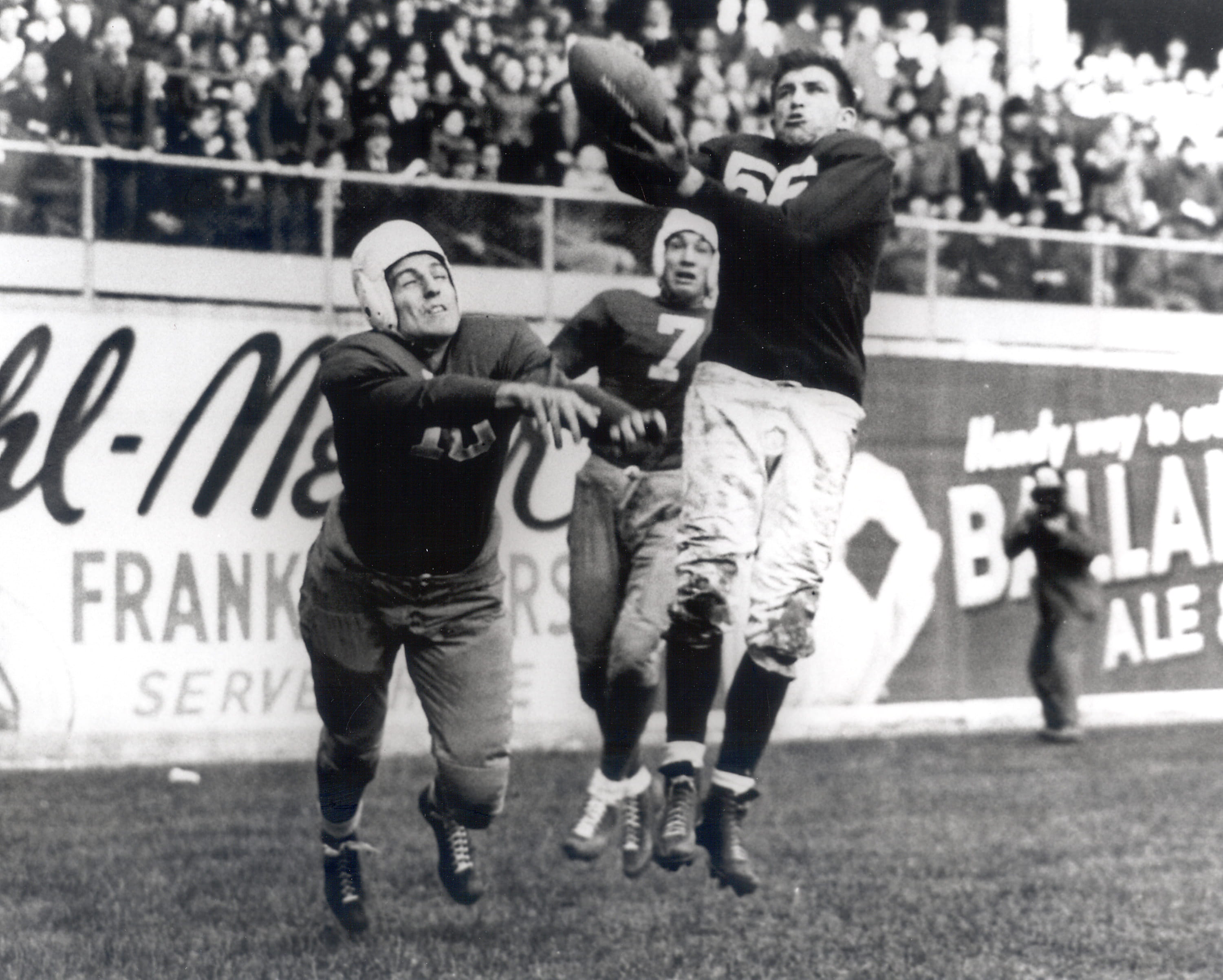 Bill Hewitt makes a catch for the Philadelphia Eagles against the Brooklyn Dodgers in October 1939.